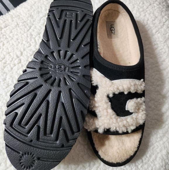 Shoes - Ugg slides